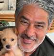 William Bonner com o cachorro da filha, Bruce William  Foto: Reprodução/Instagram/@realwbonner