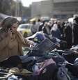 Uma mulher escolhe roupas em um mercado de segunda mão na capital Damasco, na Síria. (Imagem ilustrativa)  Foto: © Leo Correa / AP / RFI
