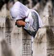 Uma mulher bósnia chora no túmulo de um parente que foi assassinado no genocídio de Srebrenica  Foto: DW / Deutsche Welle