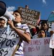 Imigrantes de várias origens participam de protesto em frente à Assembleia Legislativa, em Lisboa, para defender o direito de estrangeiros serem tratados com dignidade e igualdade perante as leis portuguesas. 25 de outubro de 2024  Foto: AFP - PATRICIA DE MELO MOREIRA / RFI
