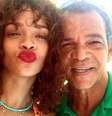  Foto: Rihanna posa com seu pai ( Instagram) / Gávea News