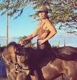 Ivete pousou com cavalo ao som da música "Clareou" de Xande de Pilares  Foto: Reprodução/@ivetesangalo/Instagram