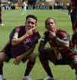 Wallace Yan e Matheus Gonçalves após vitória sobre o Chelsea no Mundial de Clubes  Foto: Wallace Yan e Matheus Gonçalves após vitória sobre o Chelsea no Mundial de Clubes ( Divulgação/ Flamengo) / Gávea News