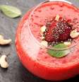 Suco de morango com castanha-de-caju  Foto: Marina Averyanova | Shutterstock / Portal EdiCase