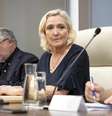A deputada Marine Le Pen, ex-presidente do partido Reunião Nacional, durante visita a Nouméa, capital da Nova Caledônia. 25 de maio de 2025  Foto: © Delphine Mayeur / AFP / RFI