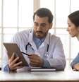 Se, mesmo com exames dentro dos padrões, o mal-estar persiste, os sintomas precisam ser investigados  Foto: fizkes | Shutterstock / Portal EdiCase