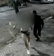 Criminosos descem de táxi para agredir e roubar mulher no Rio de Janeiro  Foto: Reprodução/TV Globo
