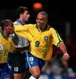 Romário e Ronaldo celebram gol durante partida em Lyon, na França, em 1997  Foto: Getty Images