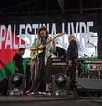 O grupo se apresentava na praça do Patriarca, localizada na região central da cidade  Foto: Sophia Chablau e Uma Enorme Perda de Tempo exibe imagem pró-Palestina durante show ( Reprodução) / Rolling Stone Brasil