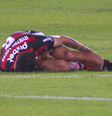 Ayrton Lucas leva a pior em dividida e sofre ferimento na perna em Flamengo x São Paulo  Foto: Reprodução/Premiere
