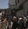 Palestinos fazem fila para receber sacos de farinha distribuídos pelo Programa Mundial de Alimentos (PMA) na Cidade de Gaza, norte da Faixa de Gaza, sábado, 12 de julho de 2025.  Foto: AP - Jehad Alshrafi / RFI