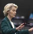 A presidente da Comissão Europeia, Ursula von der Leyen, disse que o bloco está preparando para medidas de retaliação contra os Estados Unidos, mas preferiu adiar uma reação imediata às tarifas anunciadas por Donald Trump (imagem de arquivo de 8 de julho de 2025.  Foto: AP - Pascal Bastien / RFI