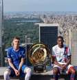 Divulgação/Fifa - Legenda: Palmer e Dembele recriam foto icônica para a decisão do Mundial de Clubes  Foto: Jogada10