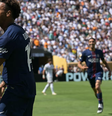 Ousmane Dembele celebra com Desiire Doue pelo PSG, favorito na decisão do Mundial  Foto: Juan Mabromata/AFP