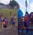 Jogadores do Duque de Caxias brigam com torcedores  Foto: Reprodução/Redes sociais