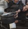 Pessoas em um ponto de distribuição de água e alimentos em Gaza, em 14 de julho de 2025.  Foto: AP - Jehad Alshrafi / RFI