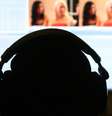 Como as idades mínimas para o uso de redes sociais variam entre países, os Estados-membros da UE poderão adaptar o sistema conforme suas legislações nacionais.  Foto: AFP - GABRIEL BOUYS / RFI