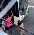 Imagens feitas por moradores mostram suspeitos interceptando um ônibus em Madureira  Foto: Reprodução/X