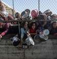 Refugiados palestinos em Gaza aguardam por comida  Foto: ANSA / Ansa - Brasil