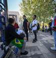 Imigrantes reunidos em prédio da Agência para Integração, Migrações e Asilo (AIMA) em Portugal  Foto: Horacio Villalobos#Corbis/Corbis via Getty Image / BBC News Brasil