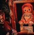 Dan Rivera ao lado da boneca Annabelle durante exposição  Foto: Instagram/@dan_rivera_nespr / Reprodução