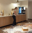 A funcionária aparece derramando leite e derrubando outros alimentos que faziam parte do buffet de café da manhã do hotel  Foto: Reprodução/TikTok