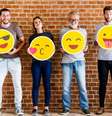 Os emojis tornaram-se um dos recursos de comunicação mais universais da era digital  Foto: Rawpixel.com | Shutterstock / Portal EdiCase
