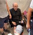 Padre Gabriele Romanelli recebe atendimento médico após ataque de Israel a igreja em Gaza 17/7/2025  Foto: REUTERS/Dawoud Abu Alkas