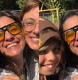 Carol Machado e a ex-mulher, Kika Motta, com a filha mais velha  Foto: Reprodução/Instagram/@machado.carol