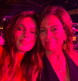Anitta e a mãe, Miriam Macedo, em um cabaré em Ibiza  Foto: Reprodução/Instagram/@anitta