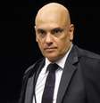 Alexandre de Moraes de toga, observando algo   Foto: ROSINEI COUTINHO/STF / BBC News Brasil