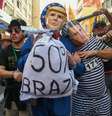 No artigo norte-americano foi destacada a imagem de manifestantes brasileiros protestando contra falas de Trump na rua 25 de março, em São Paulo  Foto: EDI SOUSA/ATO PRESS / Estadão