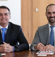 Jair Bolsonaro, enquanto ainda era presidente, acompanhado do filho, Eduardo  Foto: Marcos Correa/PR