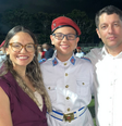 Lucca Fontes Aragão ao lados dos pais, depois de ingressar no Colégio Militar de Fortaleza  Foto: Arquivo Pessoal