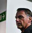 Bolsonaro precisou interromper entrevista coletiva para cumprir determinação de não sair de casa depois das 19h  Foto: EPA / BBC News Brasil