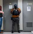 Agentes federais encapuzados em operação contra a imigração ilegal, em 20/6/25, em New York.  Foto: Getty Images via AFP - SPENCER PLATT / RFI