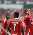 Camisa 10 comemora o gol com seus companheiros –  Foto: Ricardo Duarte / Internacional / Jogada10