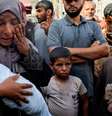 Alaa al-Najjar chora a morte de seu bebê Yehia, de três meses  Foto: Reuters / BBC News Brasil
