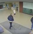 Bicheiro Vinícius Drumond saindo de shopping com seguranças  Foto: Reprodução/TV Globo