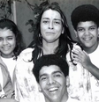 Foto de Preta com a mãe e os irmãos, disponível na biografia da cantora  Foto: Reprodução