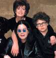 Ozzy entre Kelly, Sharon e Jack: uma família comum por trás da imagem de popstars  Foto: Divulgação/MTV