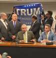 Bolsonaristas protestam com bandeira de Trump na Câmara  Foto: Reprodução/TV Globo