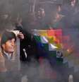 Apoiadores exibem um cartaz com a imagem do ex-presidente Evo Morales e uma mensagem em espanhol: “Sem Evo, não há eleições”, durante uma manifestação que exige que ele seja autorizado a concorrer à próxima eleição presidencial. Em La Paz, na Bolívia, em 29 de maio de 2025.  Foto: AP - Juan Karita / RFI