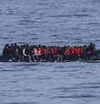 Migrantes navegam a bordo de um barco de contrabandistas em uma tentativa de atravessar o Canal da Mancha na praia de Neufchatel-Hardelot, norte da França, em 18 de junho de 2025.  Foto: AFP - SAMEER AL-DOUMY / RFI