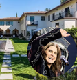 Ozzy e Sharon viveram na mansão por sete anos antes de retornarem ao Reino Unido  Foto: Reprodução/@ozzyosbourne@hiltonhyland/Instagram