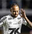 Neymar Jr durante aquecimento antes de confronto contra o Inter, pelo Brasileirão; camisa 10 se manifestou sobre discussão com torcedor após o apito final  Foto: Raul Baretta/ Santos FC.