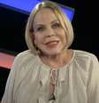 Claudete Troiano no cenário de seu podcast: "Estou sentindo falta da correria diária na TV, do contato com os amigos."  Foto: Reprodução/YouTube