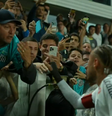 Neymar bate boca com torcedores em derrota do Santos para o Inter no Brasileirão  Foto: Reprodução/Premiere