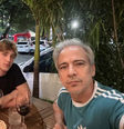 Alexandre Vesper e Edson Fieschi em um bar  Foto: Reprodução | Instagram