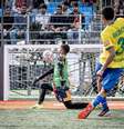 Jogador brasileiro bate pênalti na edição de 2024 da Homeless World Cup. Goleiro joga em pé e agachado.  Foto: Divulgação